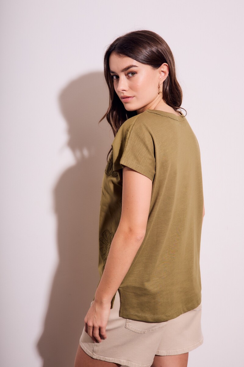 Remera Bordada Alodón Flame Oliva