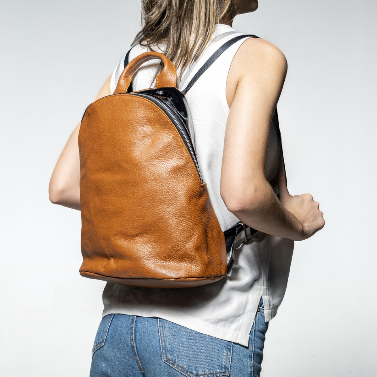MOCHILA DAMA CUERO COLOR SUELA CIERRE METAL FORRO TEXTIL - SUELA 