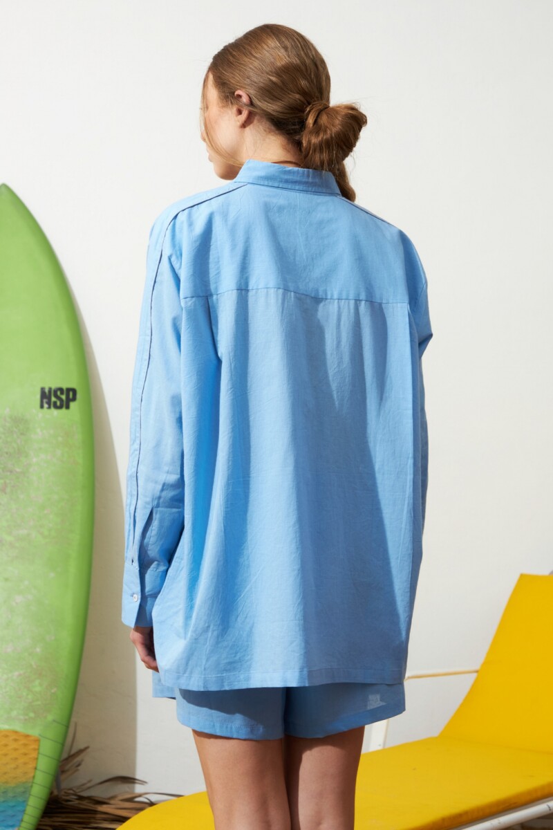 Camisa con ribete azul