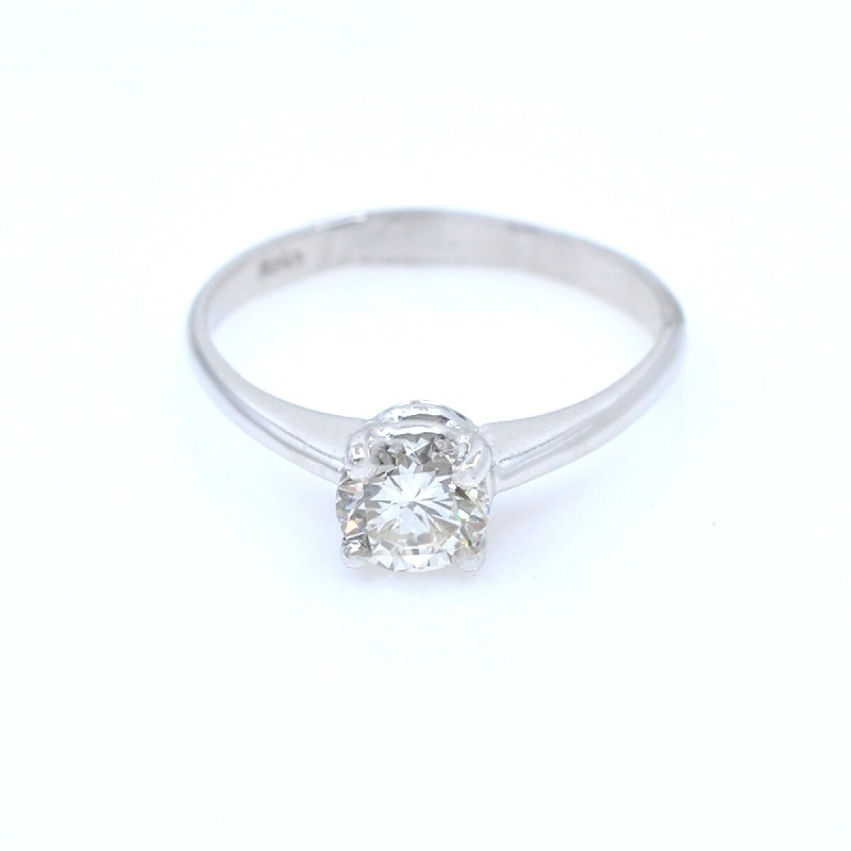 Anillo solitario en oro 18k blanco y brillante. 