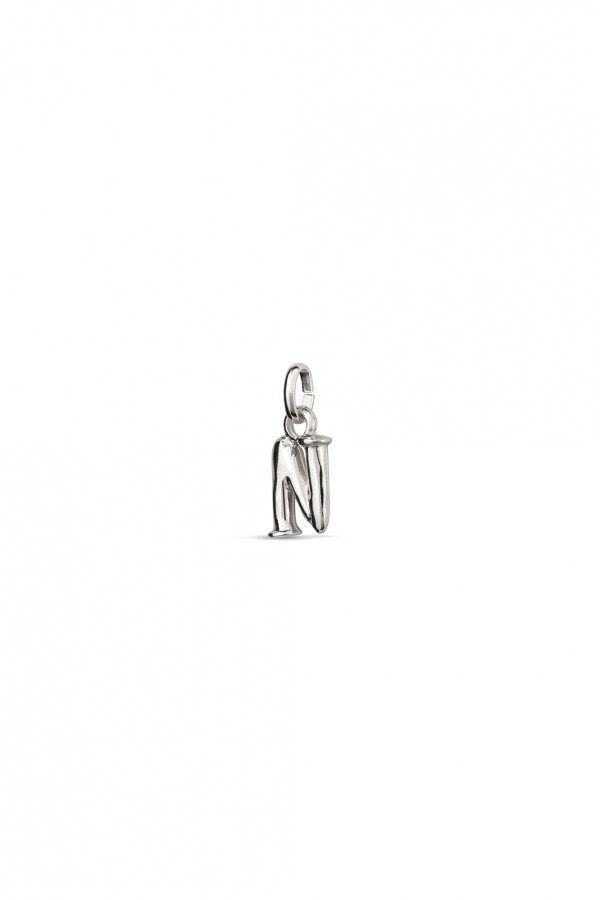 CHARM DE ALEACION DE METALES BAÑADO EN PLATA DE LEY CON FORMA DE LETRA N CON ARGOLLA Charm