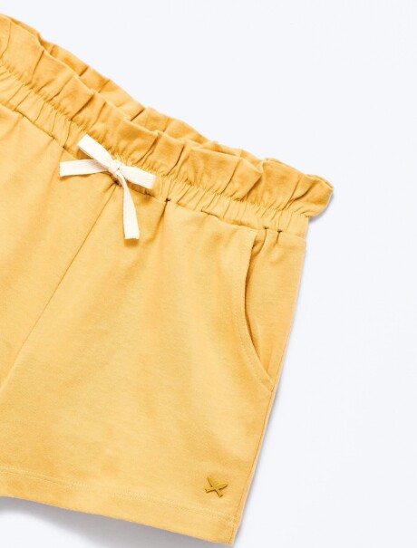 SHORT BÁSICO CON BOLSILLOS Y BORDADO AMARILLO