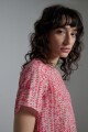 Blusa estampada con volado fucsia