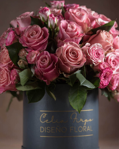 Arreglo de 50 rosas naturales en box gigante Arreglo de 50 rosas naturales en box gigante