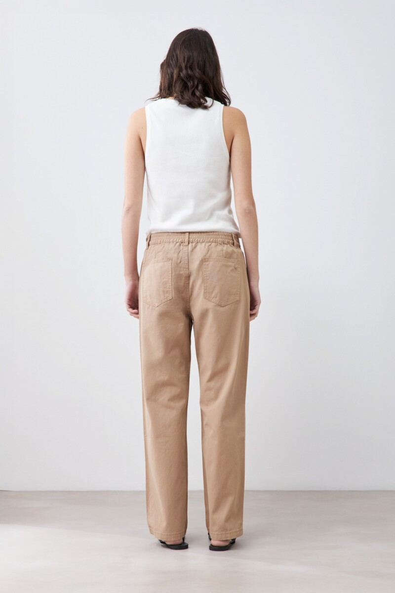 Pantalón recto con pespuntes tostado