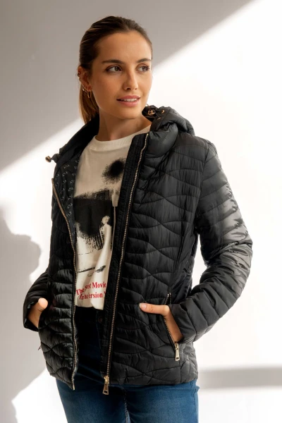 Campera capitoneada con capucha Negro