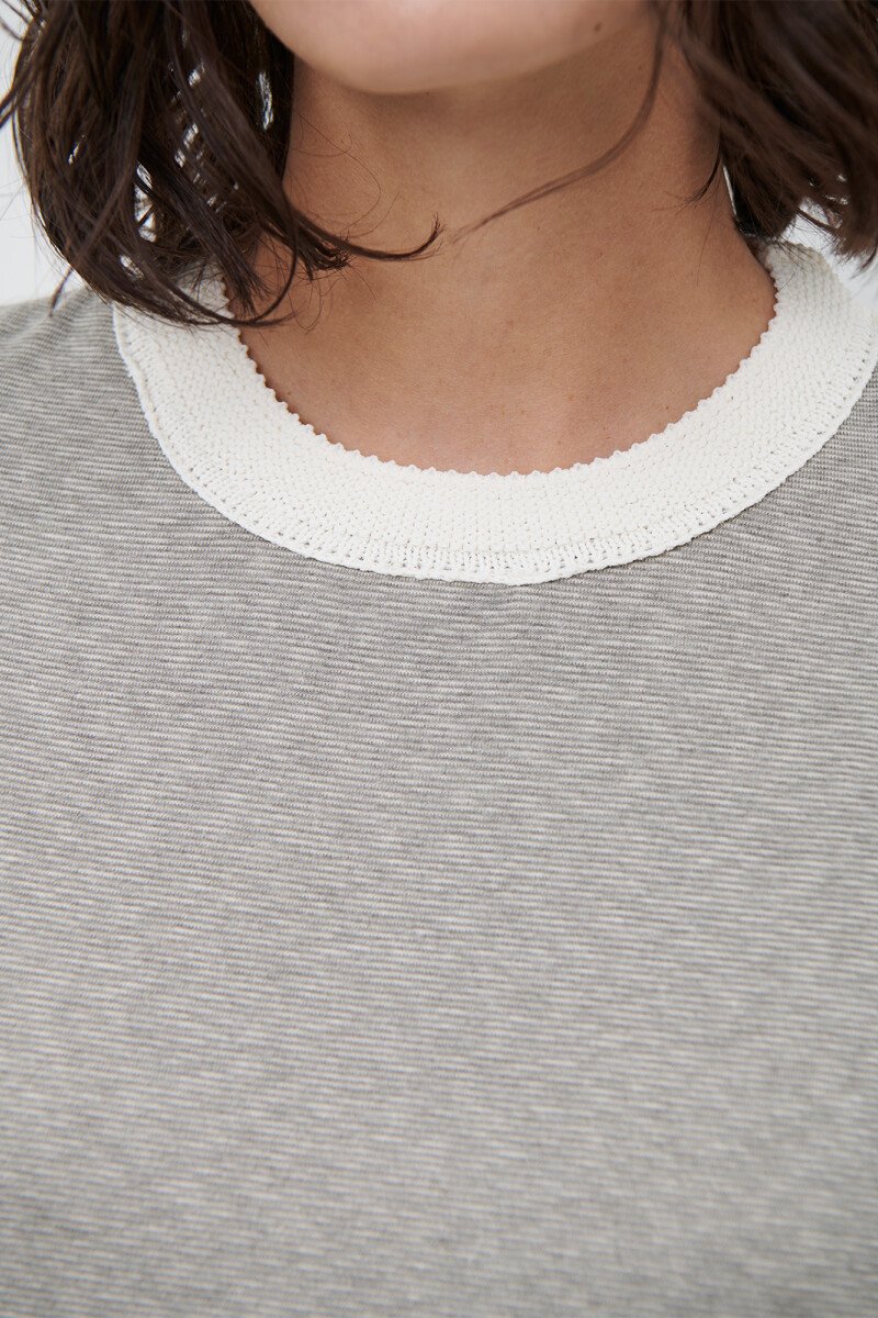 REMERA NECK GRIS