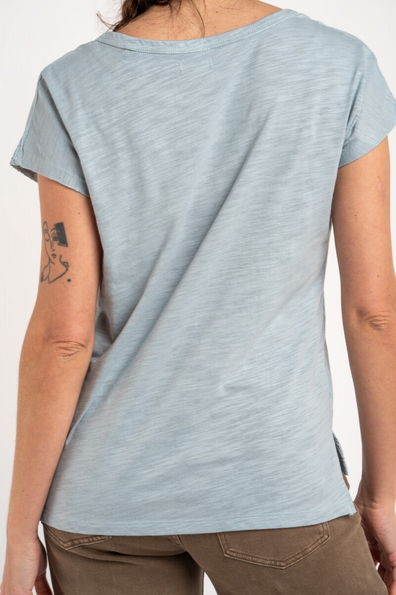 Remera Bordada Alodón Flame Celeste