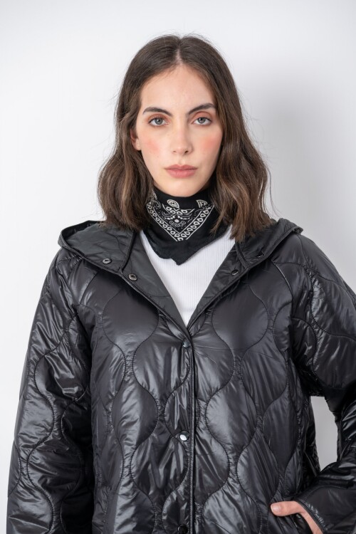 Campera con capucha Negro
