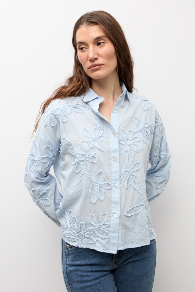 Camisa apliques florales celeste
