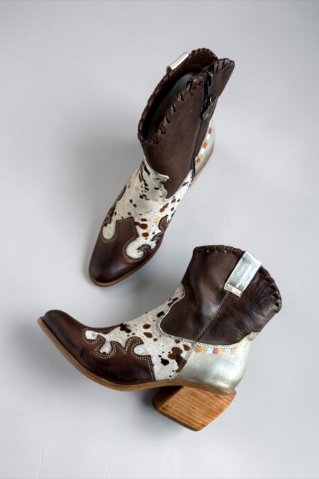 Bota Joaquina Chocolate Con Print Y Arte Bota Joaquina Chocolate Con Print Y Arte