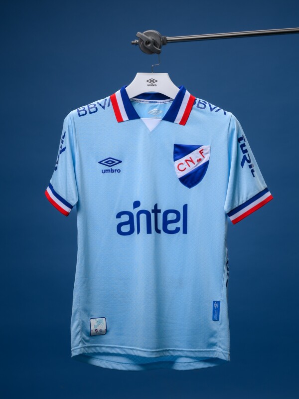 CAMISETA DE JUEGO OFICIAL AWAY 3 Nacional Junior Skuba, Celeste