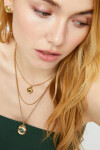 COLLAR TRIPLE EN ALEACIÓN DE METALES BAÑADO EN ORO DE 18K CON 2 CHARMS DE OJO Y CRISTAL FACETADO VERDE Colgante