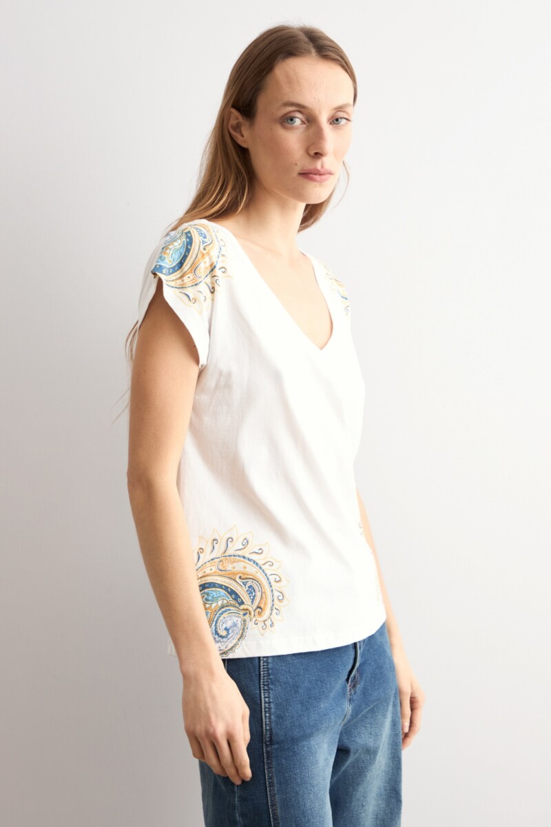 Remera escote V estampa paisley blanco