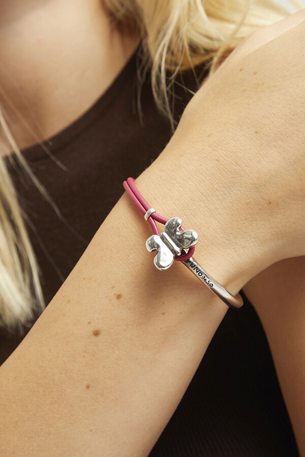 PULSERA DE CUERO ROSA SEMIRÍGIDA BAÑADA EN PLATA DE LEY CON MARIPOSA Pulsera