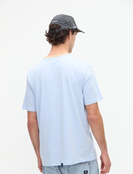 Remera Adkins Celeste