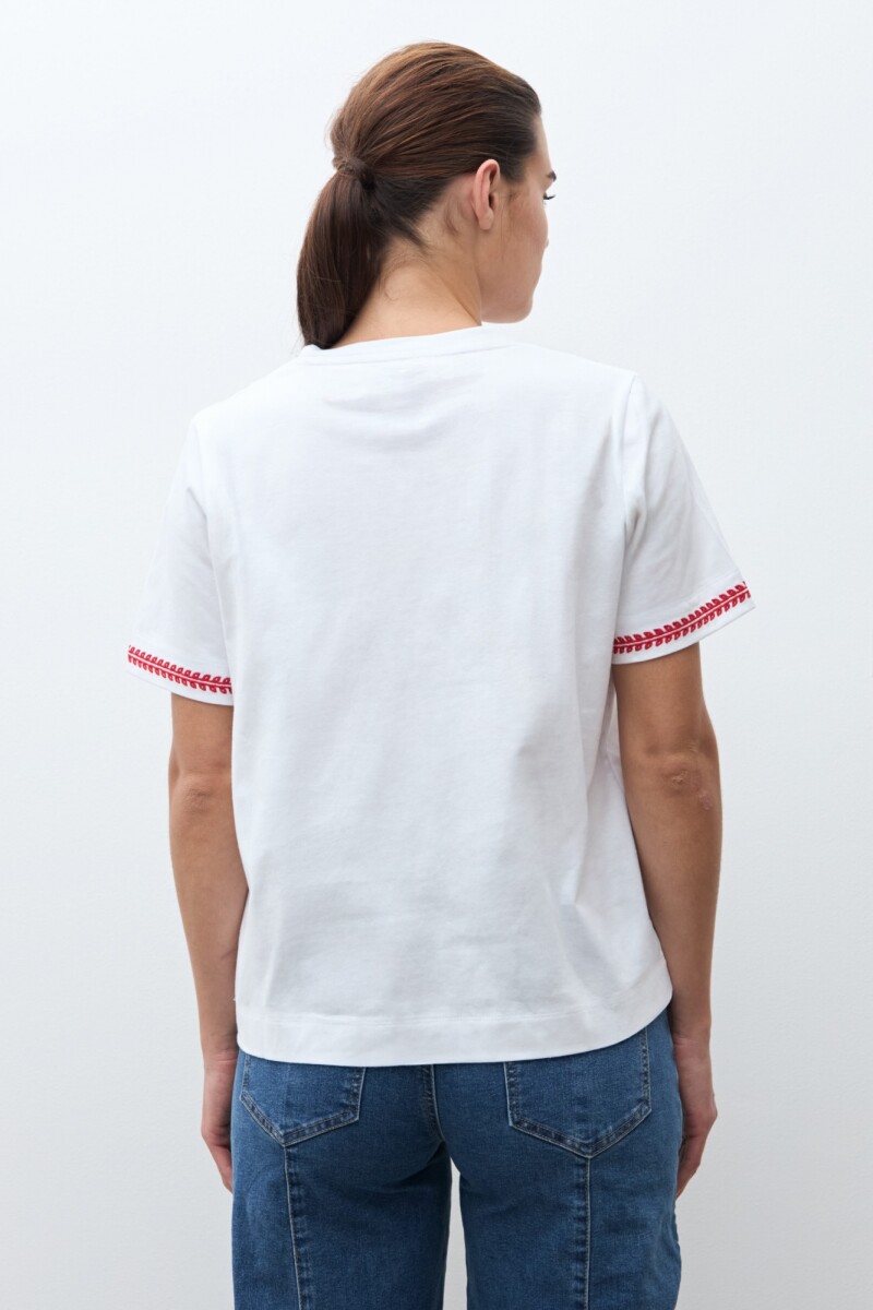 Remera con bordado boho blanco