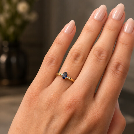 Anillo Caleda de Oro Amarillo 18k con Brillantes y Zafiro Anillo Caleda de Oro Amarillo 18k con Brillantes y Zafiro