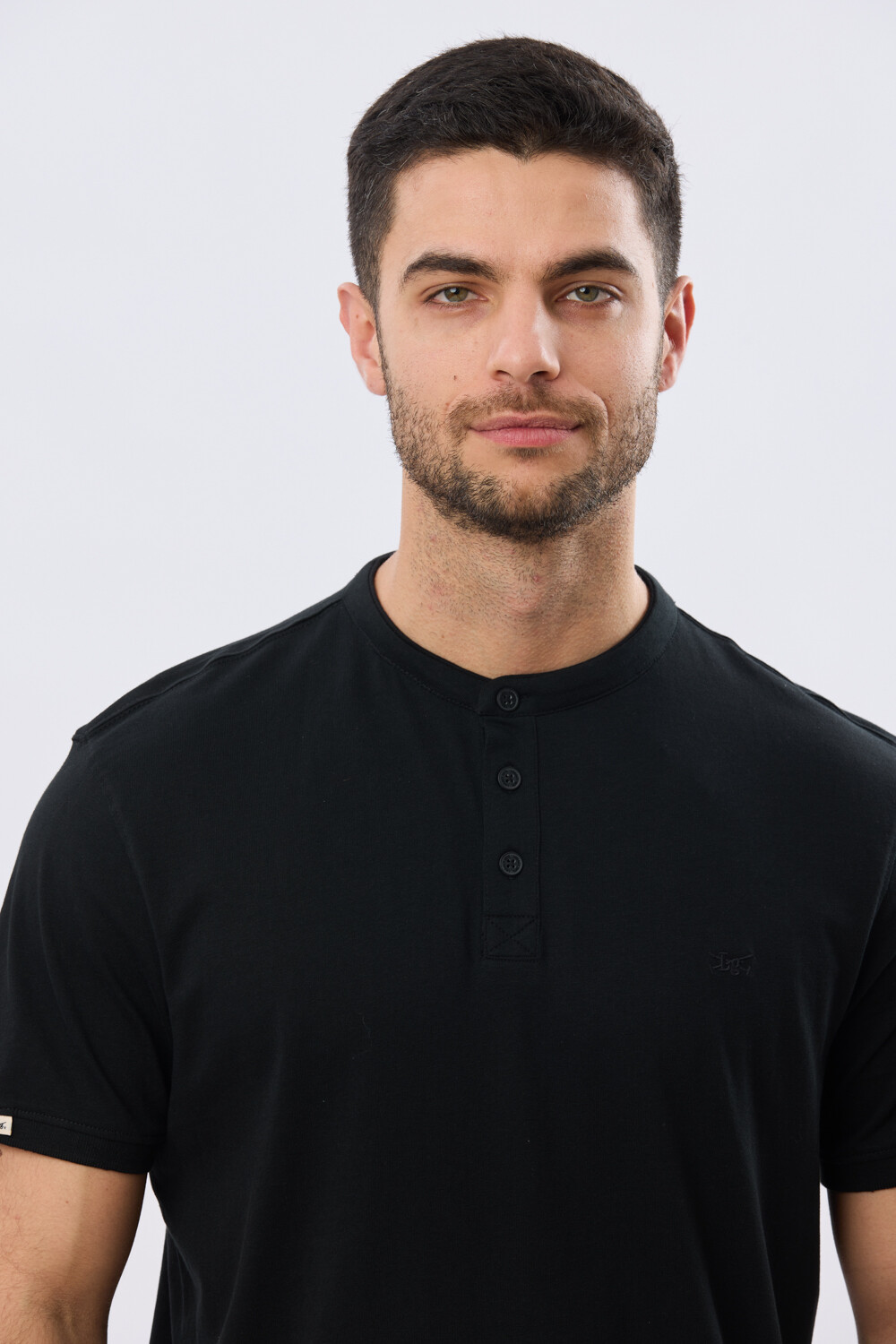 REMERA POLO CUELLO MAO Negro