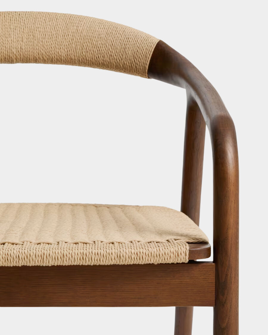 Butaca Derile de madera maciza de roble acabado nogal y cuerda de papel beige Butaca Derile de madera maciza de roble acabado nogal y cuerda de papel beige