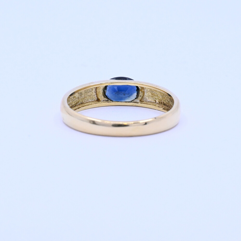 Anillo oro 18k y zafiro oval. Anillo oro 18k y zafiro oval.
