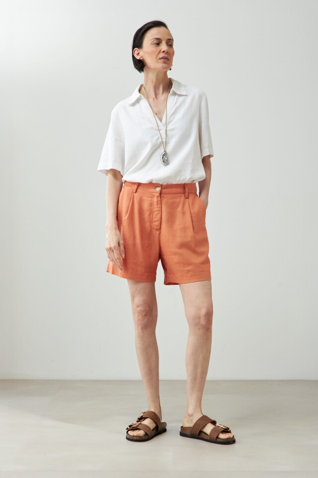 Short de lino con pinzas durazno