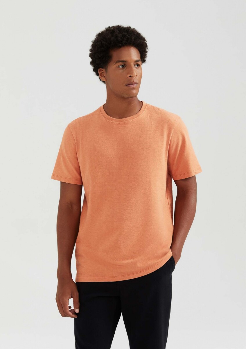 CAMISETA COMFORT EN TELA FLAMÉ - NARANJA 
