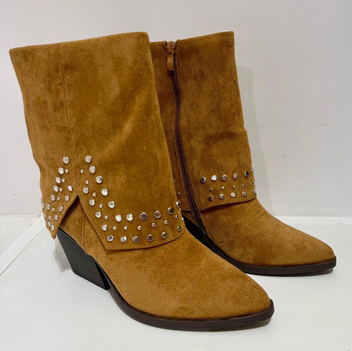 BOTA CORTA TACHA - Camel 