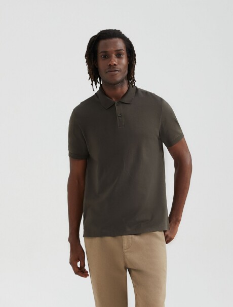 POLO BÁSICA EN ALGODÓN PIMA VERDE
