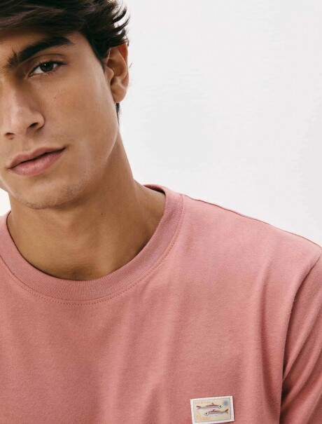 CAMISETA CON ESTAMPA MODELO REGULAR ROSADO