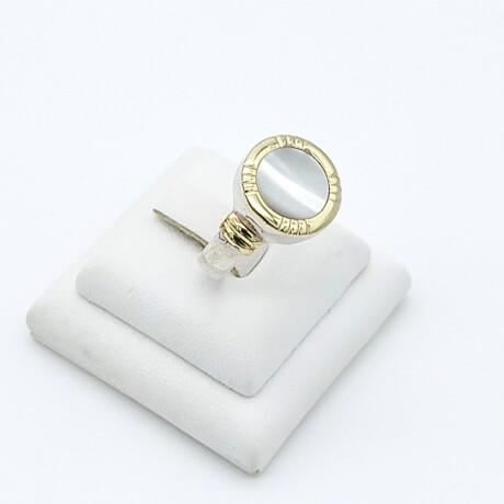 Anillo de plata 925 con double de oro 18 ktes y nácar. Anillo de plata 925 con double de oro 18 ktes y nácar.