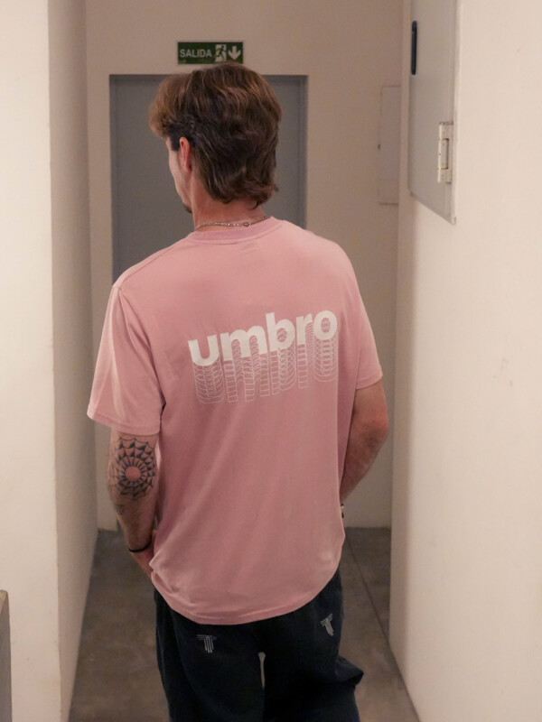 REMERA DISTORTED Umbro Hombre 0r9