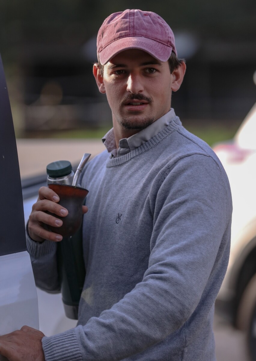 Buzo tejido cuello redondo gris 