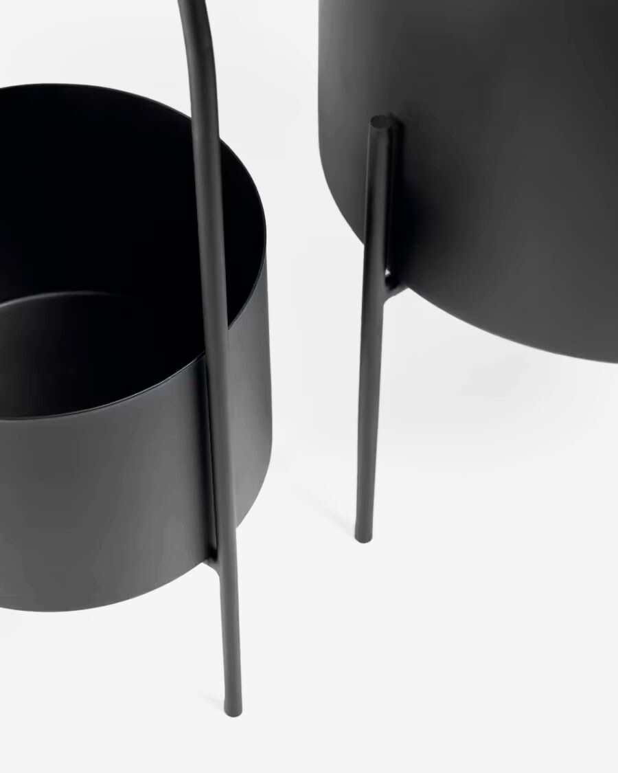 Set redondo Mash de 2 maceteros con asa metal negro Ø 25 cm / Ø 16,5 cm Set redondo Mash de 2 maceteros con asa metal negro Ø 25 cm / Ø 16,5 cm