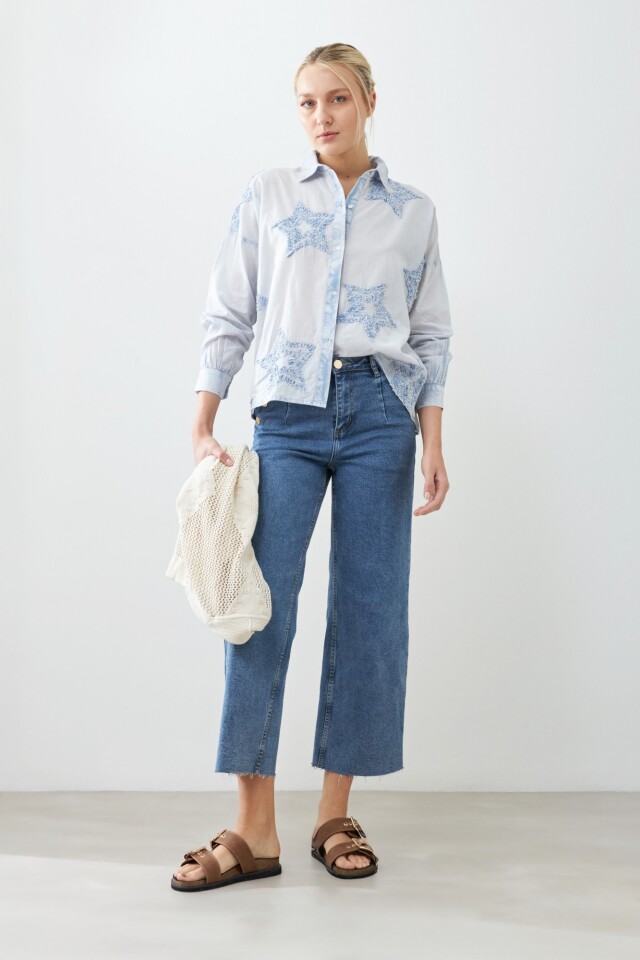 Camisa con estrellas aplicadas celeste