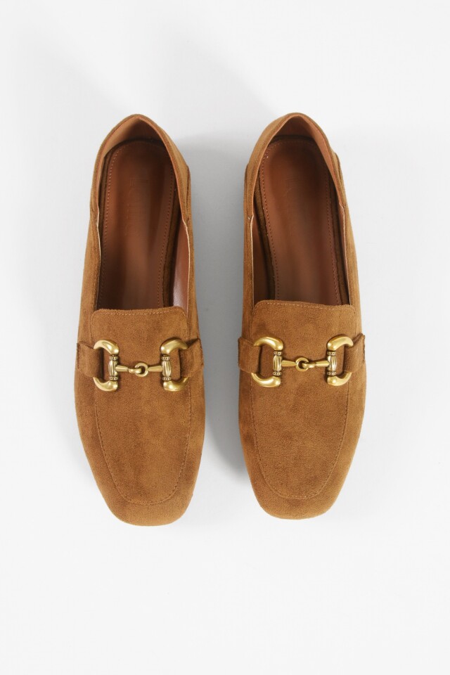 Mocasín de suede con hebilla tostado