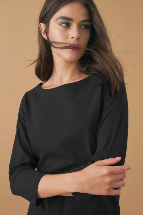 Remera escote bote negro