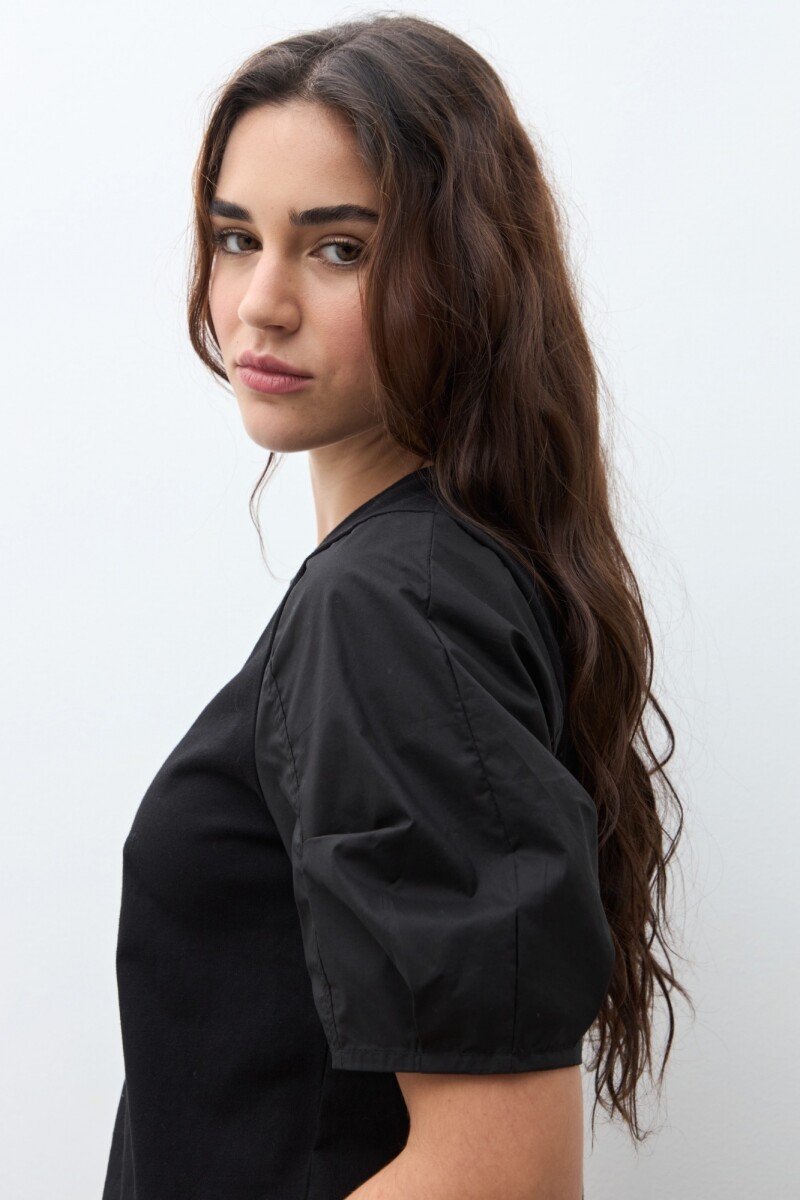 Remera con mangas abullonadas negro
