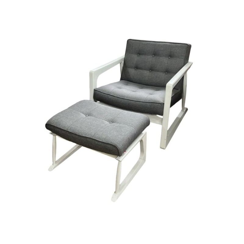 POLTRONA EN MADERA CON POSAPIE - TAPIZADO TELA GRIS - PRODUCTO CON DETALLES - POLTRONA EN MADERA CON POSAPIE - TAPIZADO TELA GRIS - PRODUCTO CON DETALLES -