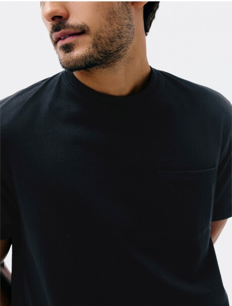 CAMISETA BÁSICA CON BOLSILLO NEGRO