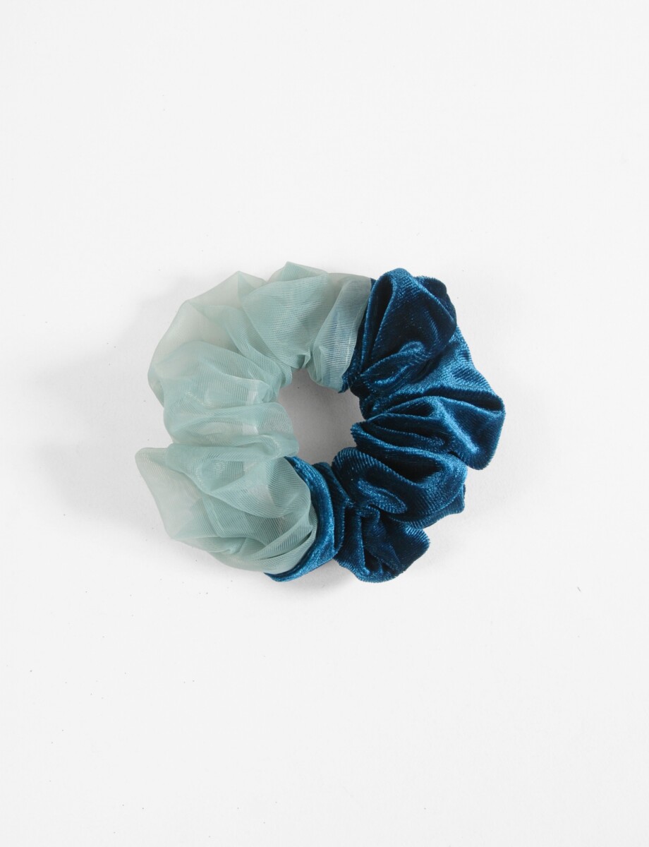 Gomita scrunchie tul y terciopelo - celeste 