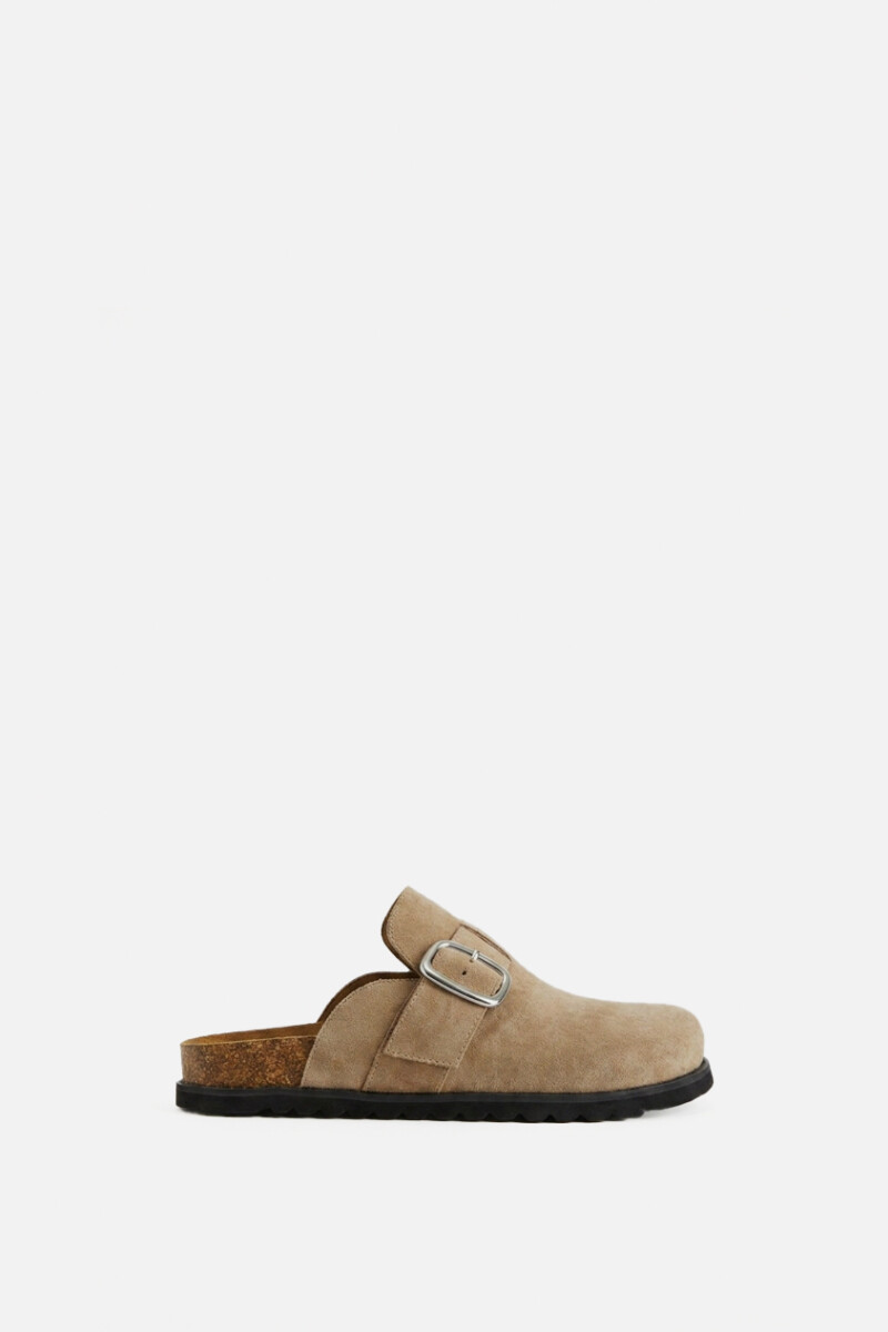 Zueco simil gamuza beige
