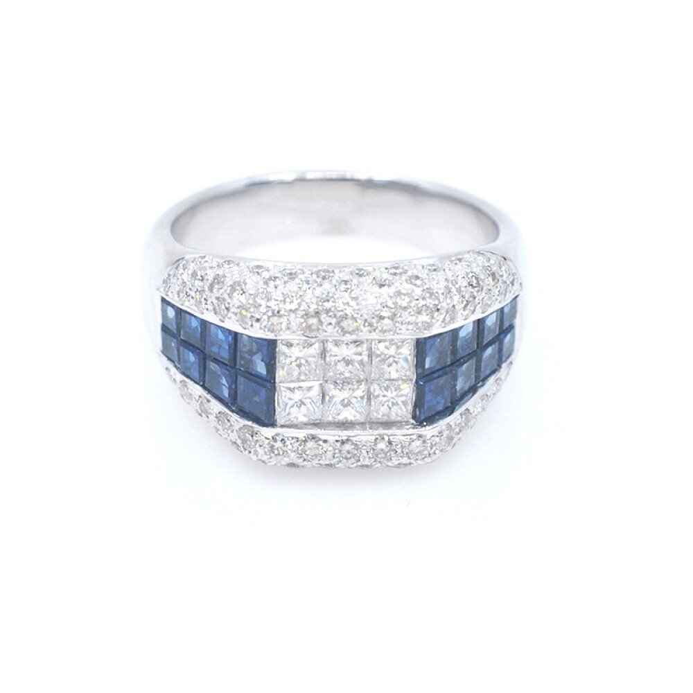 Anillo en oro 18k blanco, brillantes y zafiro carré. Anillo en oro 18k blanco, brillantes y zafiro carré.
