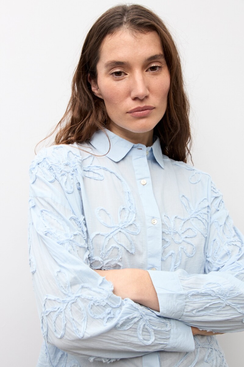 Camisa apliques florales celeste