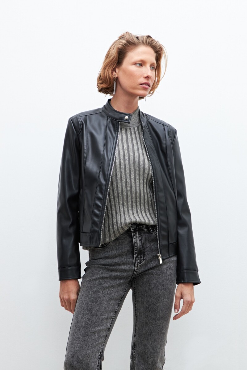 Chaqueta eco cuero con cortes en tul negro