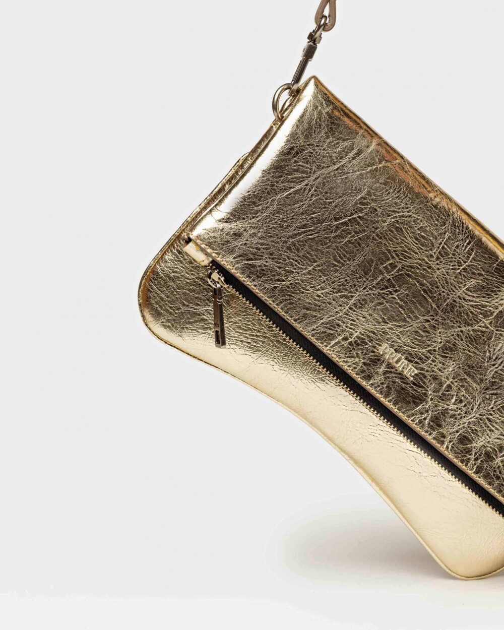 Bandolera Curve en crash metalizado Platino