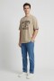 Remera m/c estampa universitaria KHAKI