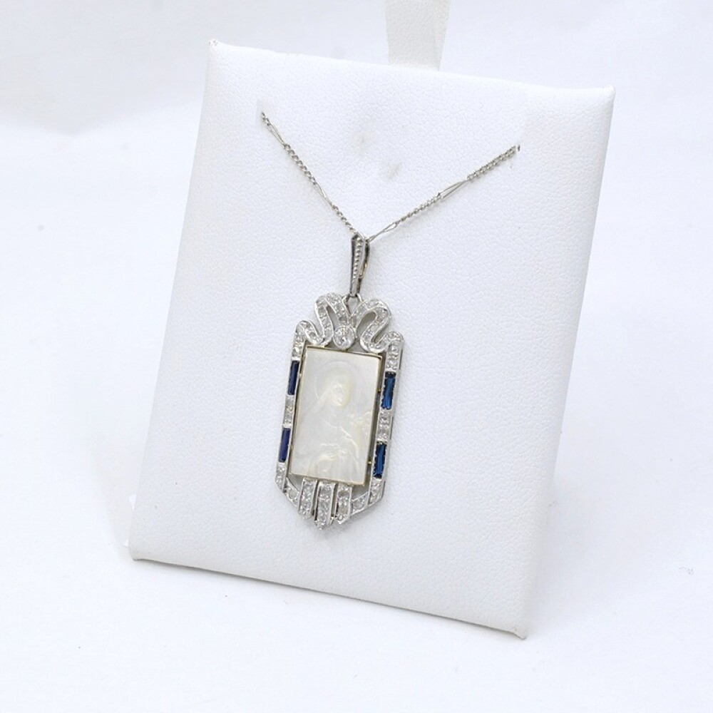 Medalla En Oro 18 Con Imagen De La Virgen En Madre Perla, Brillante, Diamantes Y Zafiros Sinteticos Medalla En Oro 18 Con Imagen De La Virgen En Madre Perla, Brillante, Diamantes Y Zafiros Sinteticos