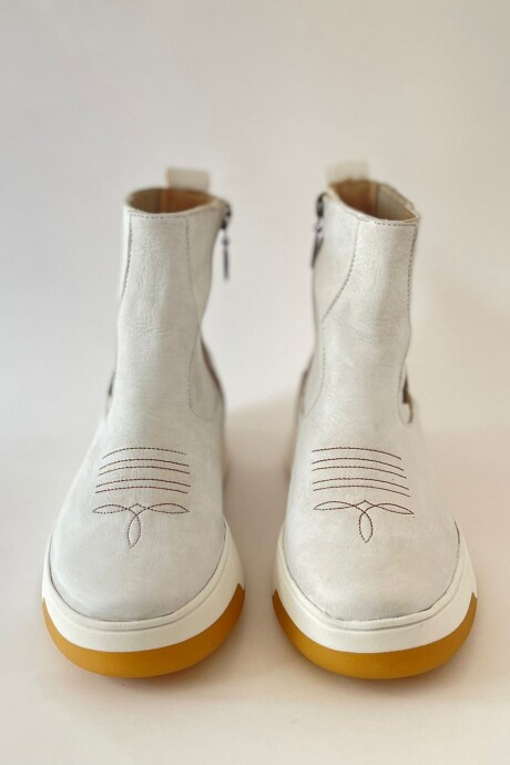 Bota Winwood Blanca Con Arte Carolina De Cunto. Bota Winwood Blanca Con Arte Carolina De Cunto.