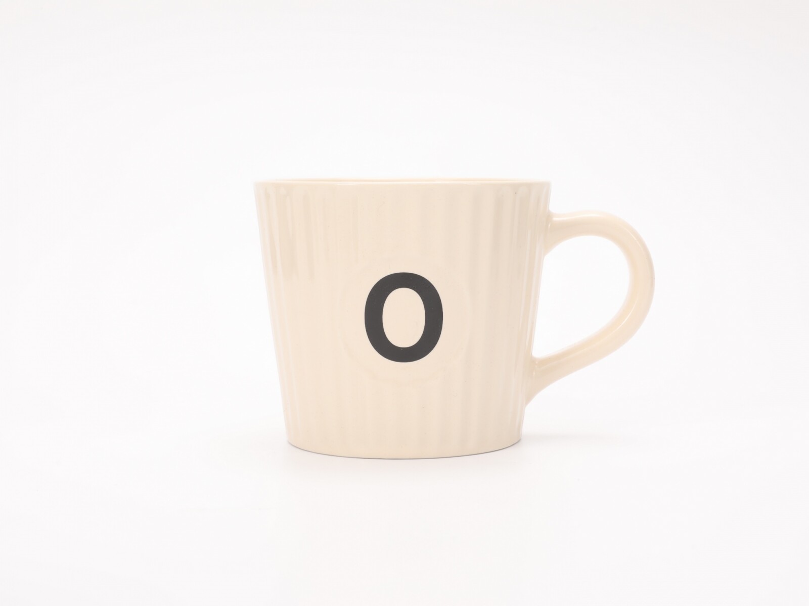 TAZA DE CERÁMICA ACANALADA CON LA LETRA O (380 ML/BEIGE) 